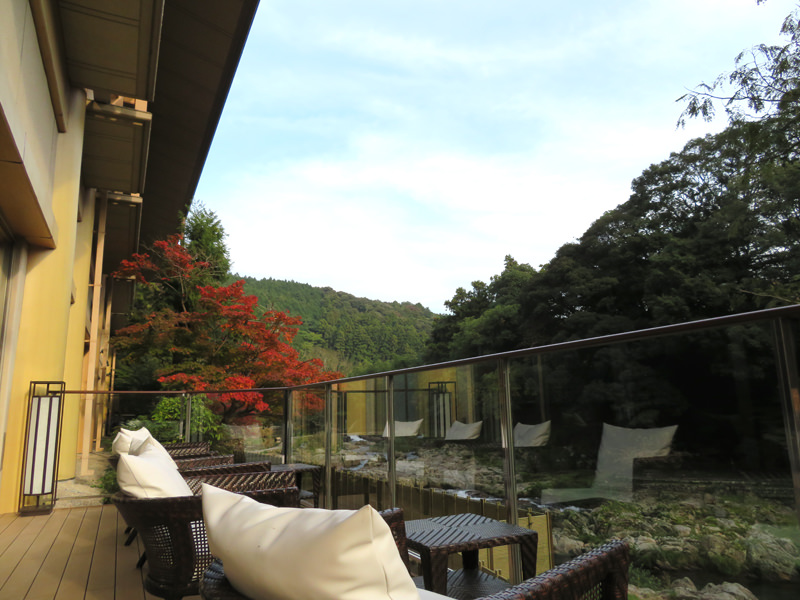 大谷山荘川床紅葉
