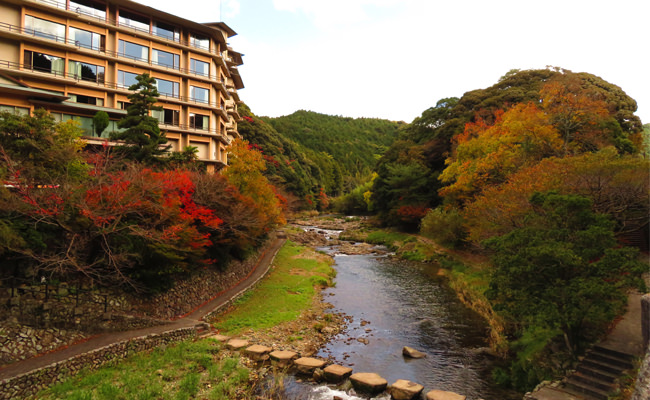 大谷山荘前の紅葉"