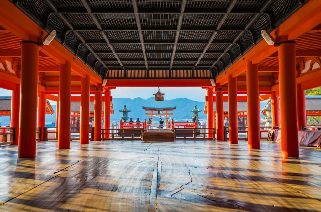 itsukushima-shrine_pixta02